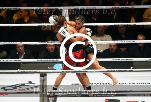 Oberhausen 10 december 2016
Rico Verhoeven wint zijn gevecht met Badr Hari tijdens de GLORY COLLISION in Oberhausen. Tiffany van Soest wint bij de dames