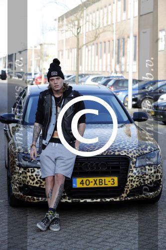 Amnsterdam 24 november 2016
Tony Peroni  jr met zijn audi die gestickerd is met tijgerprint . Tony was bij Buddha to Buddha
