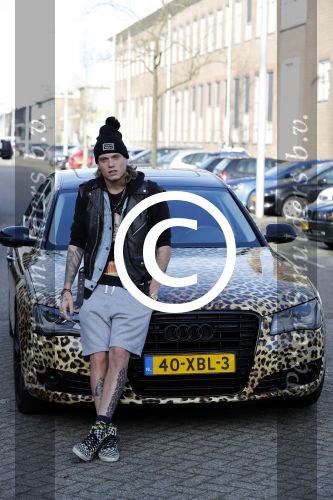Amnsterdam 24 november 2016
Tony Peroni  jr met zijn audi die gestickerd is met tijgerprint . Tony was bij Buddha to Buddha