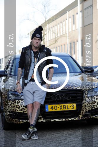 Amnsterdam 24 november 2016
Tony Peroni  jr met zijn audi die gestickerd is met tijgerprint . Tony was bij Buddha to Buddha
