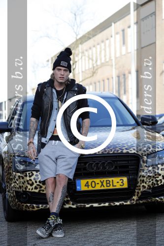 Amnsterdam 24 november 2016
Tony Peroni  jr met zijn audi die gestickerd is met tijgerprint . Tony was bij Buddha to Buddha