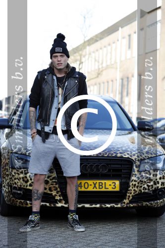 Amnsterdam 24 november 2016
Tony Peroni  jr met zijn audi die gestickerd is met tijgerprint . Tony was bij Buddha to Buddha