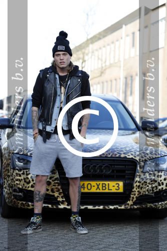 Amnsterdam 24 november 2016
Tony Peroni  jr met zijn audi die gestickerd is met tijgerprint . Tony was bij Buddha to Buddha