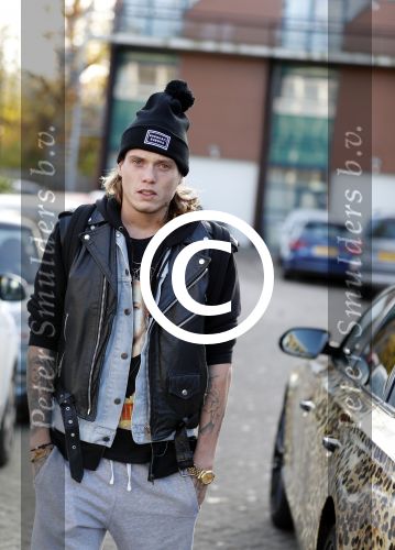 Amnsterdam 24 november 2016
Tony Peroni  jr met zijn audi die gestickerd is met tijgerprint . Tony was bij Buddha to Buddha