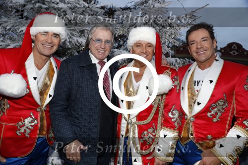 Kaatsheuvel 16 november 2016
Opnames videoclip Toppers met Rene Froger Gerard Joling Jeroen v d Boom Maxim Froger Danny Froger Lee Towers Andre Hazes jr O Gene en Maan. Opnames vonden plaats in de efteling.