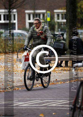 Amsterdam 30 november 2016 
Ursul de Geer op de fiets in Amsterdam