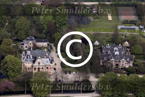 Nigtevecht 28 april 2010
Thijs Romer heeft op Zwaanwijck in Nigtevecht een huis gekocht. Zijn huis zit in het koetshuis naast Wendy v Dijk en Erland Galjaard en de moeder van Wendy. In de tuin ligt een tennisbaan en een zwembad.