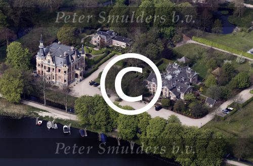 Nigtevecht 28 april 2010
Thijs Romer heeft op Zwaanwijck in Nigtevecht een huis gekocht. Zijn huis zit in het koetshuis naast Wendy v Dijk en Erland Galjaard en de moeder van Wendy. In de tuin ligt een tennisbaan en een zwembad.