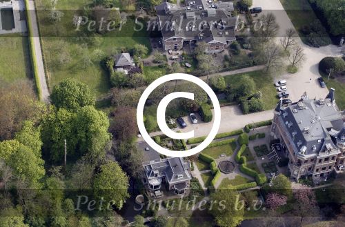 Nigtevecht 28 april 2010
Thijs Romer heeft op Zwaanwijck in Nigtevecht een huis gekocht. Zijn huis zit in het koetshuis naast Wendy v Dijk en Erland Galjaard en de moeder van Wendy. In de tuin ligt een tennisbaan en een zwembad.