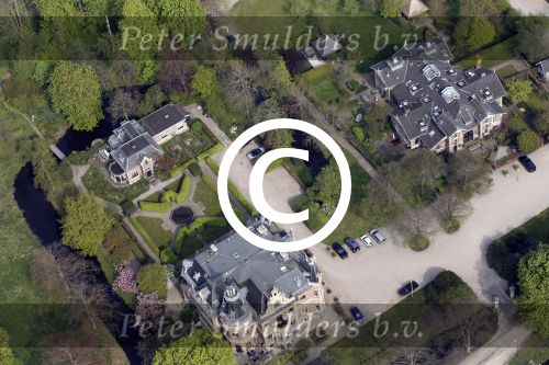 Nigtevecht 28 april 2010
Thijs Romer heeft op Zwaanwijck in Nigtevecht een huis gekocht. Zijn huis zit in het koetshuis naast Wendy v Dijk en Erland Galjaard en de moeder van Wendy. In de tuin ligt een tennisbaan en een zwembad.