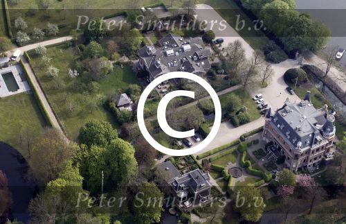 Nigtevecht 28 april 2010
Thijs Romer heeft op Zwaanwijck in Nigtevecht een huis gekocht. Zijn huis zit in het koetshuis naast Wendy v Dijk en Erland Galjaard en de moeder van Wendy. In de tuin ligt een tennisbaan en een zwembad.