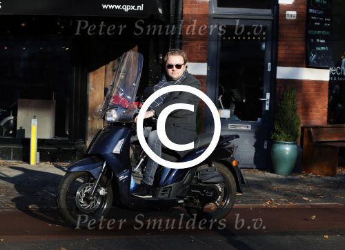 Amsterdam 6 december 2016
Wesley Bronkhorst op zijn scooter op straat in Amsterdam zuid.