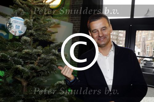 Amsterdam 7 december 2016
Sky radio Christmas tree event met oa Daphne en Emma Deckers Ronald de Boer Gers Pardoel Wilfred Genee Renate Verbaan en Bracha v Doesburgh. Fred v Leer en Manon Meijers zijn de jury. Marlayne Sahupala presenteert het geheel in het college hotel.