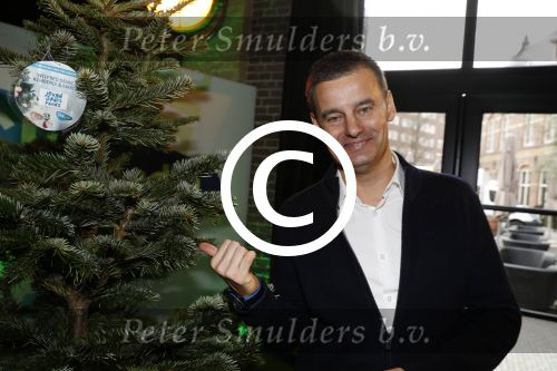 Amsterdam 7 december 2016
Sky radio Christmas tree event met oa Daphne en Emma Deckers Ronald de Boer Gers Pardoel Wilfred Genee Renate Verbaan en Bracha v Doesburgh. Fred v Leer en Manon Meijers zijn de jury. Marlayne Sahupala presenteert het geheel in het college hotel.