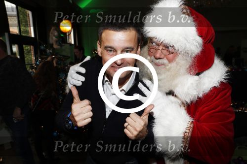 Amsterdam 7 december 2016
Sky radio Christmas tree event met oa Daphne en Emma Deckers Ronald de Boer Gers Pardoel Wilfred Genee Renate Verbaan en Bracha v Doesburgh. Fred v Leer en Manon Meijers zijn de jury. Marlayne Sahupala presenteert het geheel in het college hotel.