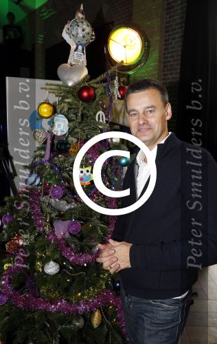 Amsterdam 7 december 2016
Sky radio Christmas tree event met oa Daphne en Emma Deckers Ronald de Boer Gers Pardoel Wilfred Genee Renate Verbaan en Bracha v Doesburgh. Fred v Leer en Manon Meijers zijn de jury. Marlayne Sahupala presenteert het geheel in het college hotel.