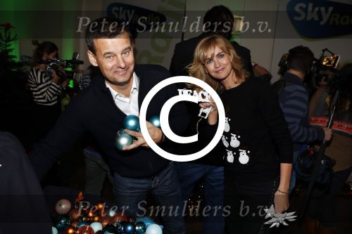 Amsterdam 7 december 2016
Sky radio Christmas tree event met oa Daphne en Emma Deckers Ronald de Boer Gers Pardoel Wilfred Genee Renate Verbaan en Bracha v Doesburgh. Fred v Leer en Manon Meijers zijn de jury. Marlayne Sahupala presenteert het geheel in het college hotel.