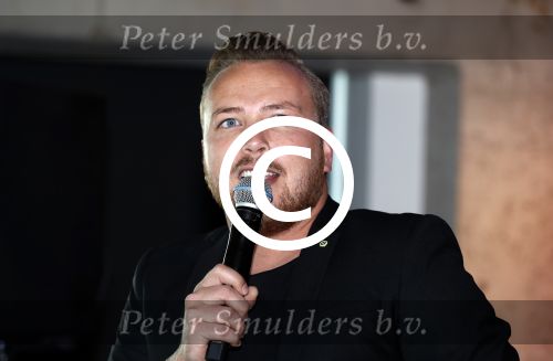 Amsterdam 30 september 2016
cd presentatie O\'GENE in de amsterdam toren . Marco Borsato reikt hem uit.