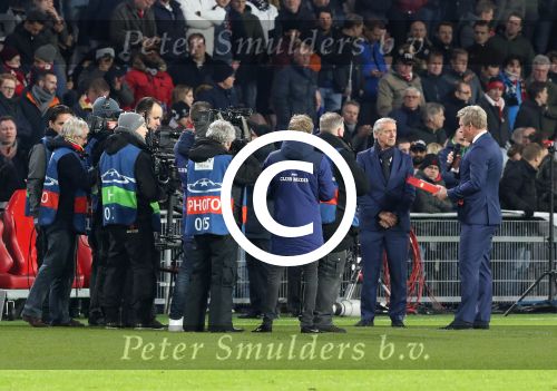 Eindhoven, 6 December 2016 Laatse groepswedstrijd in de Champions League Seizoen 2016/2017 PSV-FC Rostov, eindstand 0-0 en uitschakeling voor het gehele Europese Voetbal.
Willy v d Kuylen ontvangt uit handen van Marcel Brands een fotoboek