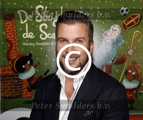 Amsterdam 14 november 2016
Winston Gerschtanowitz presenteerde de nieuwe sinterklaasboeken van Jumbo gemaakt door Katja  en Wim Schuurman Albert Verlinde en Wesley Sneijder die helaas niet aanwezig kon zijn in de Bibliotheek van Amsterdam. Katja had dochter Sammie mee genomen.