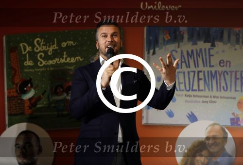 Amsterdam 14 november 2016
Winston Gerschtanowitz presenteerde de nieuwe sinterklaasboeken van Jumbo gemaakt door Katja  en Wim Schuurman Albert Verlinde en Wesley Sneijder die helaas niet aanwezig kon zijn in de Bibliotheek van Amsterdam. Katja had dochter Sammie mee genomen.
