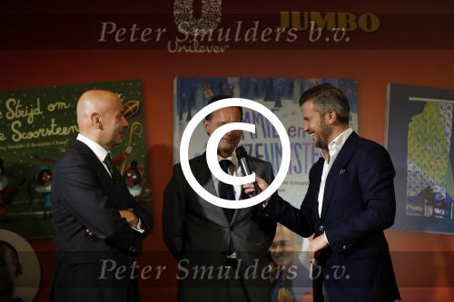 Amsterdam 14 november 2016
Winston Gerschtanowitz presenteerde de nieuwe sinterklaasboeken van Jumbo gemaakt door Katja  en Wim Schuurman Albert Verlinde en Wesley Sneijder die helaas niet aanwezig kon zijn in de Bibliotheek van Amsterdam. Katja had dochter Sammie mee genomen.