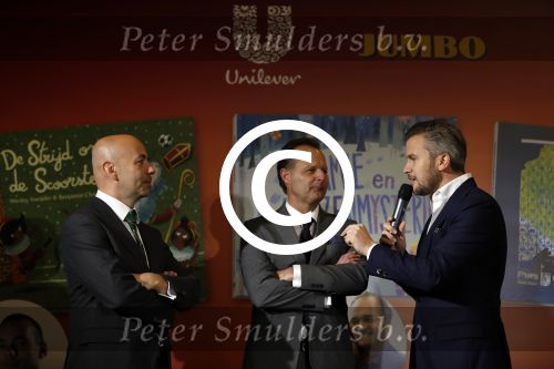 Amsterdam 14 november 2016
Winston Gerschtanowitz presenteerde de nieuwe sinterklaasboeken van Jumbo gemaakt door Katja  en Wim Schuurman Albert Verlinde en Wesley Sneijder die helaas niet aanwezig kon zijn in de Bibliotheek van Amsterdam. Katja had dochter Sammie mee genomen.