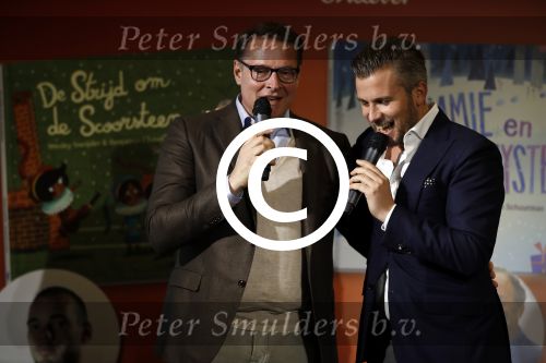 Amsterdam 14 november 2016
Winston Gerschtanowitz presenteerde de nieuwe sinterklaasboeken van Jumbo gemaakt door Katja  en Wim Schuurman Albert Verlinde en Wesley Sneijder die helaas niet aanwezig kon zijn in de Bibliotheek van Amsterdam. Katja had dochter Sammie mee genomen.