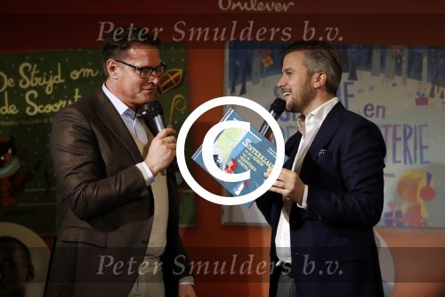Amsterdam 14 november 2016
Winston Gerschtanowitz presenteerde de nieuwe sinterklaasboeken van Jumbo gemaakt door Katja  en Wim Schuurman Albert Verlinde en Wesley Sneijder die helaas niet aanwezig kon zijn in de Bibliotheek van Amsterdam. Katja had dochter Sammie mee genomen.