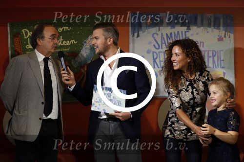 Amsterdam 14 november 2016
Winston Gerschtanowitz presenteerde de nieuwe sinterklaasboeken van Jumbo gemaakt door Katja  en Wim Schuurman Albert Verlinde en Wesley Sneijder die helaas niet aanwezig kon zijn in de Bibliotheek van Amsterdam. Katja had dochter Sammie mee genomen.