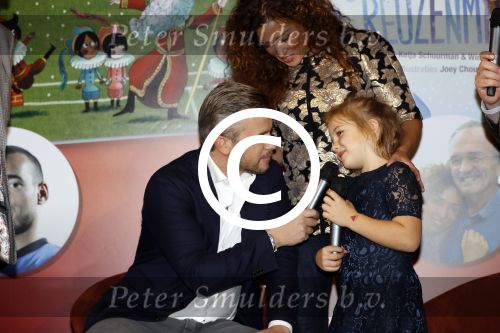 Amsterdam 14 november 2016
Winston Gerschtanowitz presenteerde de nieuwe sinterklaasboeken van Jumbo gemaakt door Katja  en Wim Schuurman Albert Verlinde en Wesley Sneijder die helaas niet aanwezig kon zijn in de Bibliotheek van Amsterdam. Katja had dochter Sammie mee genomen.