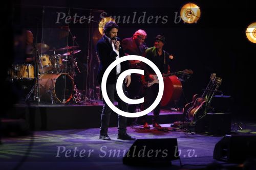 Amsterdam 20 november 2016
Rob de Nijs krijgt de radio5 oeuvre award in theater Amsterdam . Zijn vrouw Henriette en zoons Robert en Yoshi zijn ook aanwezig alsmede zijn ex vrouw Belinda meuldijk. Xander de Buisonje
