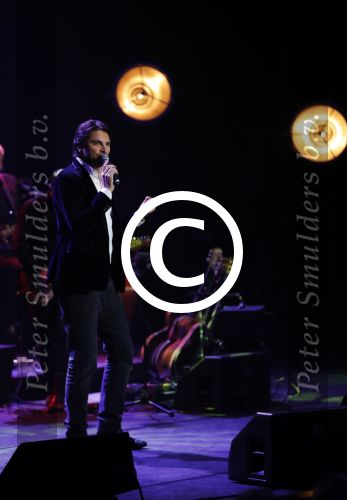 Amsterdam 20 november 2016
Rob de Nijs krijgt de radio5 oeuvre award in theater Amsterdam . Zijn vrouw Henriette en zoons Robert en Yoshi zijn ook aanwezig alsmede zijn ex vrouw Belinda meuldijk. Xander de Buisonje