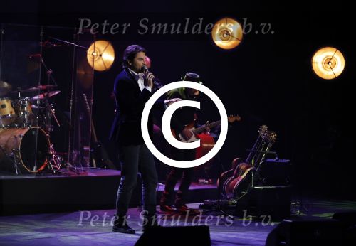 Amsterdam 20 november 2016
Rob de Nijs krijgt de radio5 oeuvre award in theater Amsterdam . Zijn vrouw Henriette en zoons Robert en Yoshi zijn ook aanwezig alsmede zijn ex vrouw Belinda meuldijk. Xander de Buisonje