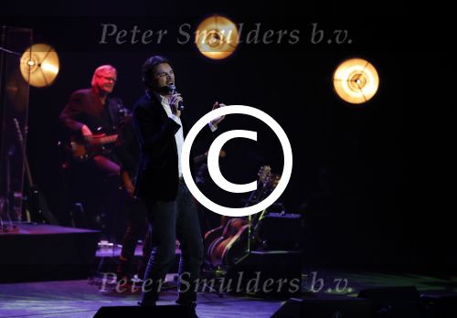 Amsterdam 20 november 2016
Rob de Nijs krijgt de radio5 oeuvre award in theater Amsterdam . Zijn vrouw Henriette en zoons Robert en Yoshi zijn ook aanwezig alsmede zijn ex vrouw Belinda meuldijk. Xander de Buisonje