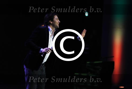Amsterdam 20 november 2016
Rob de Nijs krijgt de radio5 oeuvre award in theater Amsterdam . Zijn vrouw Henriette en zoons Robert en Yoshi zijn ook aanwezig alsmede zijn ex vrouw Belinda meuldijk. Xander de Buisonje