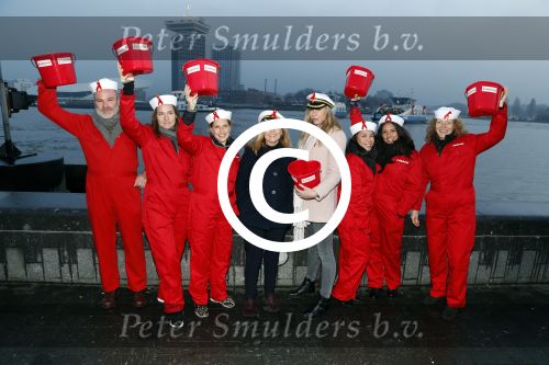 Amsterdam 1 december 2017
Wereld aidsdag met Nicolette Kluijver en Angela Groothuizen.
Ze varen met de pond achter Centraal Station naar de overkant van het IJ