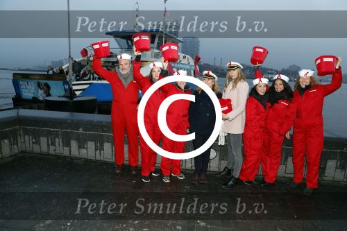 Amsterdam 1 december 2017
Wereld aidsdag met Nicolette Kluijver en Angela Groothuizen.
Ze varen met de pond achter Centraal Station naar de overkant van het IJ