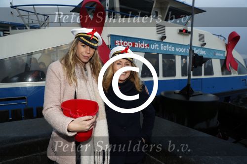 Amsterdam 1 december 2017
Wereld aidsdag met Nicolette Kluijver en Angela Groothuizen.
Ze varen met de pond achter Centraal Station naar de overkant van het IJ