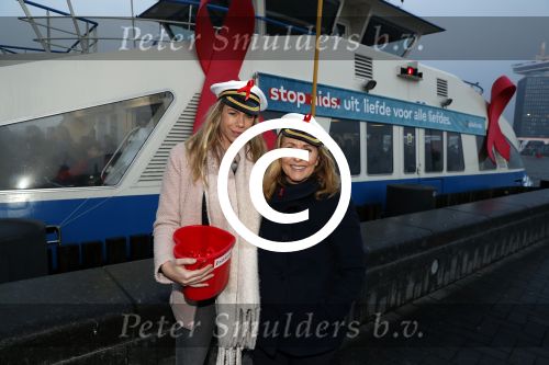 Amsterdam 1 december 2017
Wereld aidsdag met Nicolette Kluijver en Angela Groothuizen.
Ze varen met de pond achter Centraal Station naar de overkant van het IJ