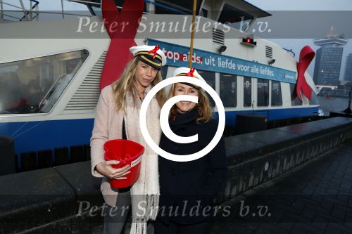 Amsterdam 1 december 2017
Wereld aidsdag met Nicolette Kluijver en Angela Groothuizen.
Ze varen met de pond achter Centraal Station naar de overkant van het IJ