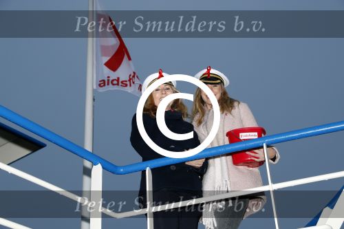 Amsterdam 1 december 2017
Wereld aidsdag met Nicolette Kluijver en Angela Groothuizen.
Ze varen met de pond achter Centraal Station naar de overkant van het IJ