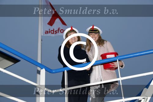 Amsterdam 1 december 2017
Wereld aidsdag met Nicolette Kluijver en Angela Groothuizen.
Ze varen met de pond achter Centraal Station naar de overkant van het IJ