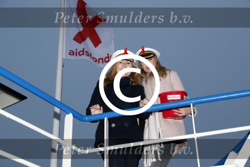 Amsterdam 1 december 2017
Wereld aidsdag met Nicolette Kluijver en Angela Groothuizen.
Ze varen met de pond achter Centraal Station naar de overkant van het IJ