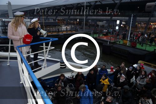 Amsterdam 1 december 2017
Wereld aidsdag met Nicolette Kluijver en Angela Groothuizen.
Ze varen met de pond achter Centraal Station naar de overkant van het IJ
