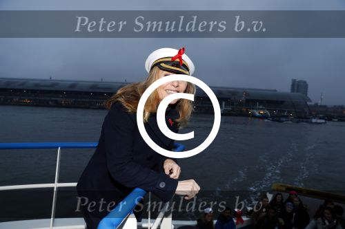 Amsterdam 1 december 2017
Wereld aidsdag met Nicolette Kluijver en Angela Groothuizen.
Ze varen met de pond achter Centraal Station naar de overkant van het IJ