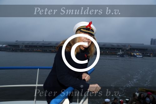 Amsterdam 1 december 2017
Wereld aidsdag met Nicolette Kluijver en Angela Groothuizen.
Ze varen met de pond achter Centraal Station naar de overkant van het IJ