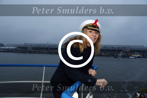 Amsterdam 1 december 2017
Wereld aidsdag met Nicolette Kluijver en Angela Groothuizen.
Ze varen met de pond achter Centraal Station naar de overkant van het IJ