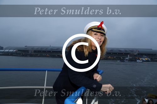 Amsterdam 1 december 2017
Wereld aidsdag met Nicolette Kluijver en Angela Groothuizen.
Ze varen met de pond achter Centraal Station naar de overkant van het IJ