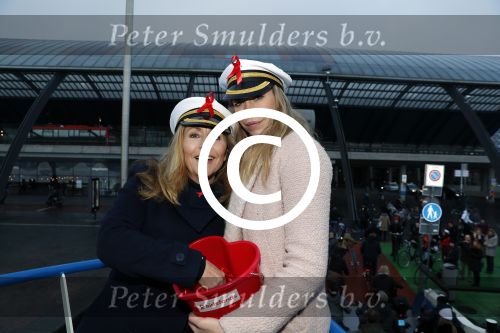 Amsterdam 1 december 2017
Wereld aidsdag met Nicolette Kluijver en Angela Groothuizen.
Ze varen met de pond achter Centraal Station naar de overkant van het IJ